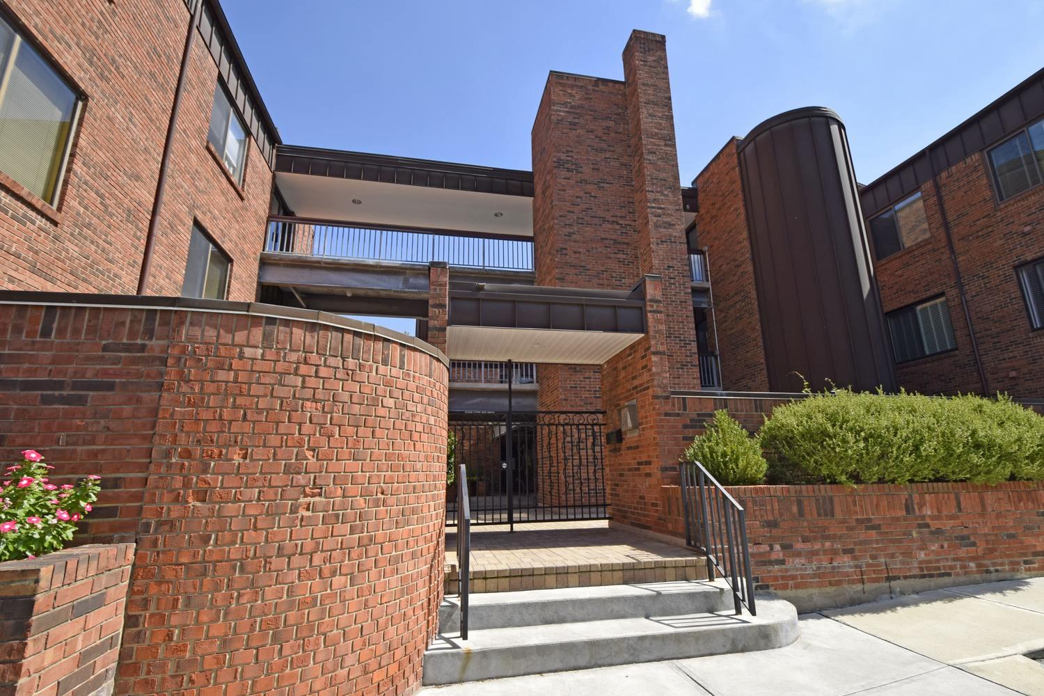 Exterior view of Cross Keys in Hyde Park condominiums in Hyde Park, Cincinnati