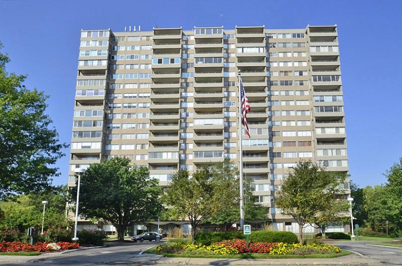 Exterior view of Madison House condominiums in Hyde Park, Cincinnati