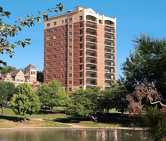 Exterior view of Overlook at Eden Park condominiums in E. Walnut Hills / Walnut Hills, Cincinnati