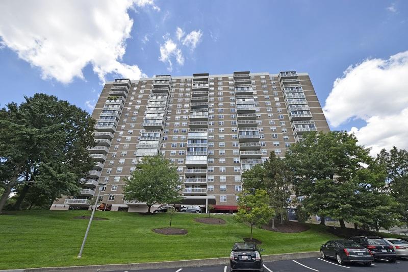 Exterior view of Regency condominiums in Hyde Park, Cincinnati